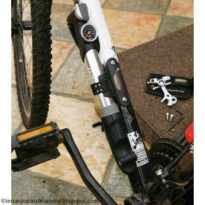 Mini pompe à vélo avec manomètre caché 220PSI compacte